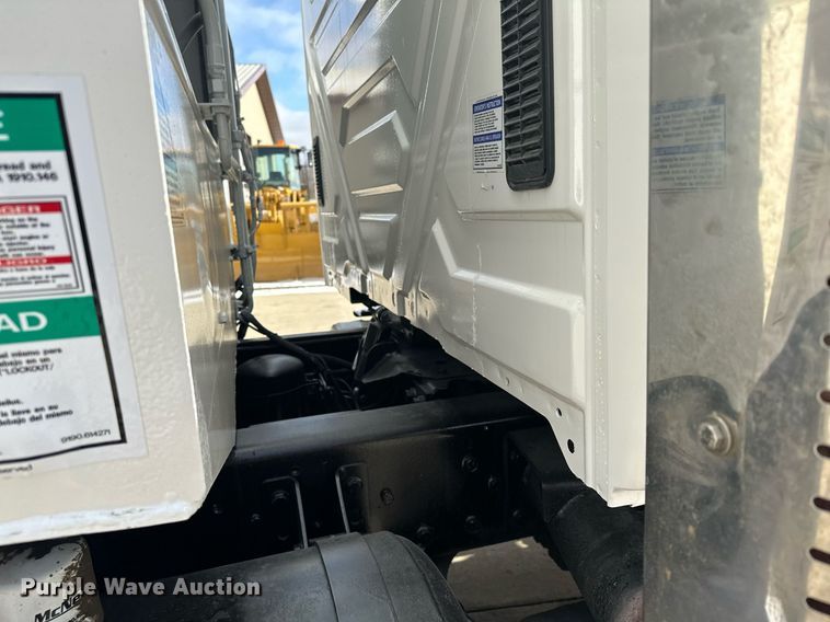 image for item LO9370 2006 International 7400  refuse truck