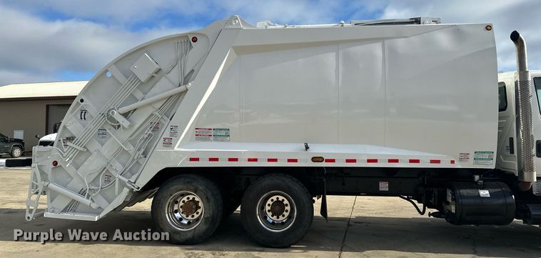 image for item LO9370 2006 International 7400  refuse truck