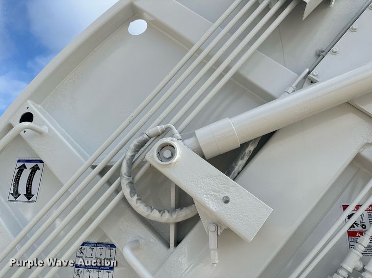 image for item LO9370 2006 International 7400  refuse truck