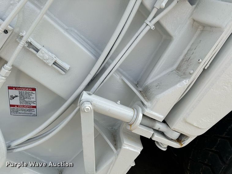 image for item LO9370 2006 International 7400  refuse truck