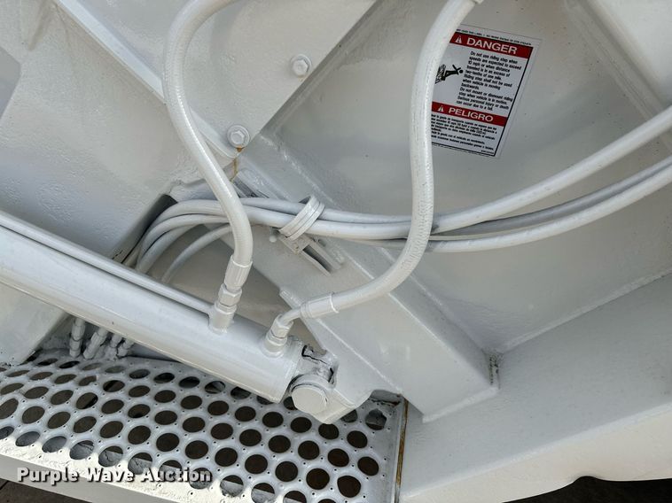 image for item LO9370 2006 International 7400  refuse truck