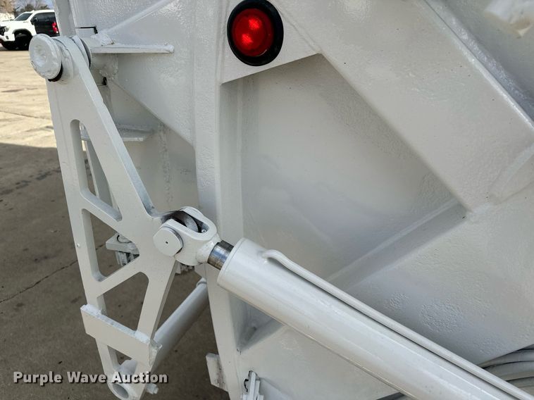 image for item LO9370 2006 International 7400  refuse truck