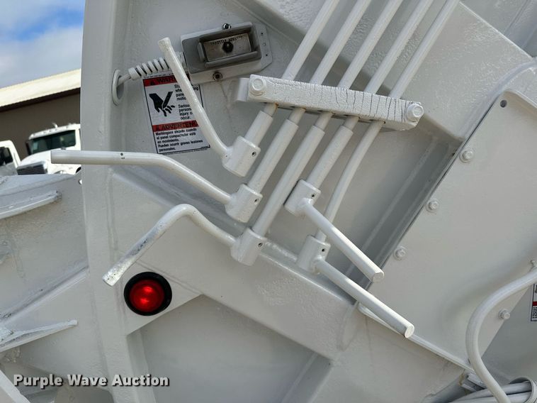 image for item LO9370 2006 International 7400  refuse truck