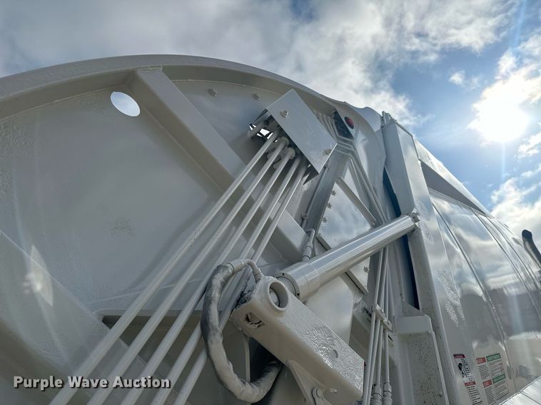 image for item LO9370 2006 International 7400  refuse truck