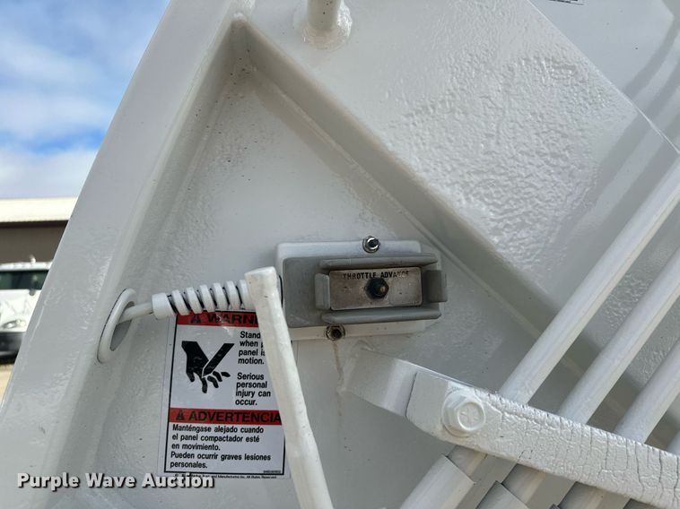 image for item LO9370 2006 International 7400  refuse truck