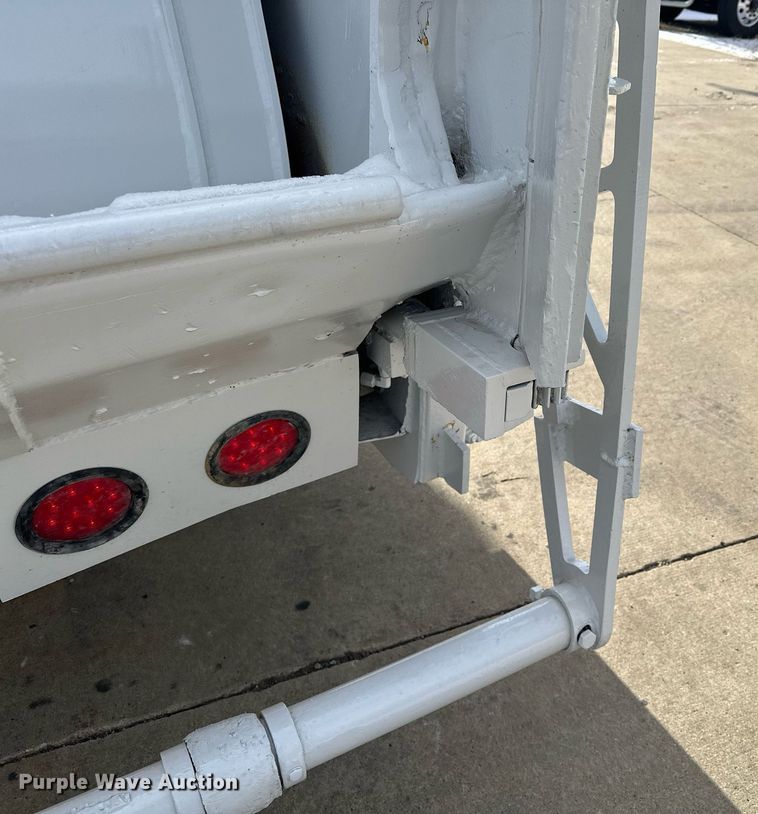 image for item LO9370 2006 International 7400  refuse truck