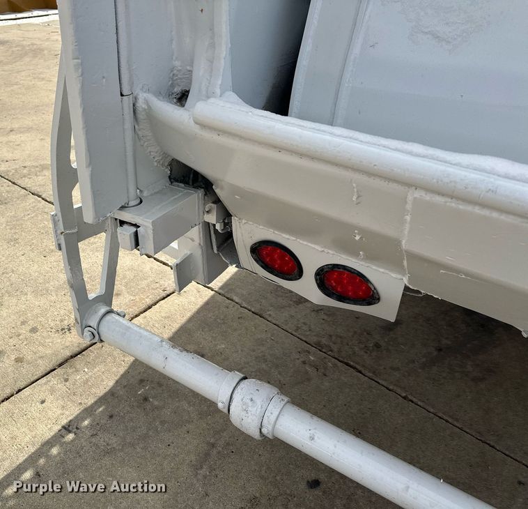 image for item LO9370 2006 International 7400  refuse truck