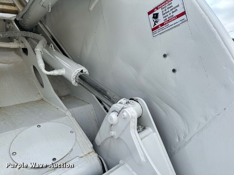 image for item LO9370 2006 International 7400  refuse truck