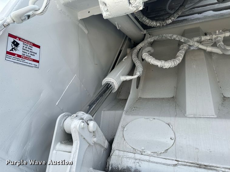 image for item LO9370 2006 International 7400  refuse truck