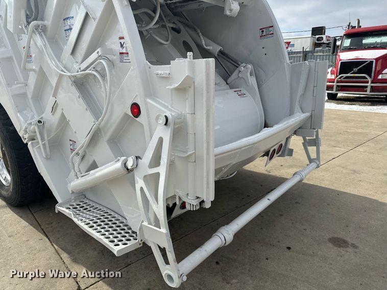 image for item LO9370 2006 International 7400  refuse truck