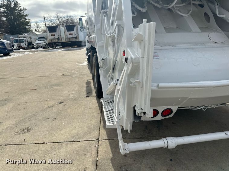 image for item LO9370 2006 International 7400  refuse truck