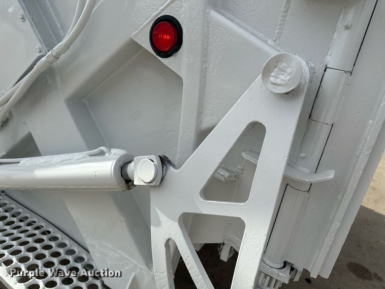 image for item LO9370 2006 International 7400  refuse truck