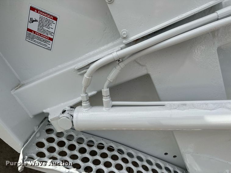 image for item LO9370 2006 International 7400  refuse truck