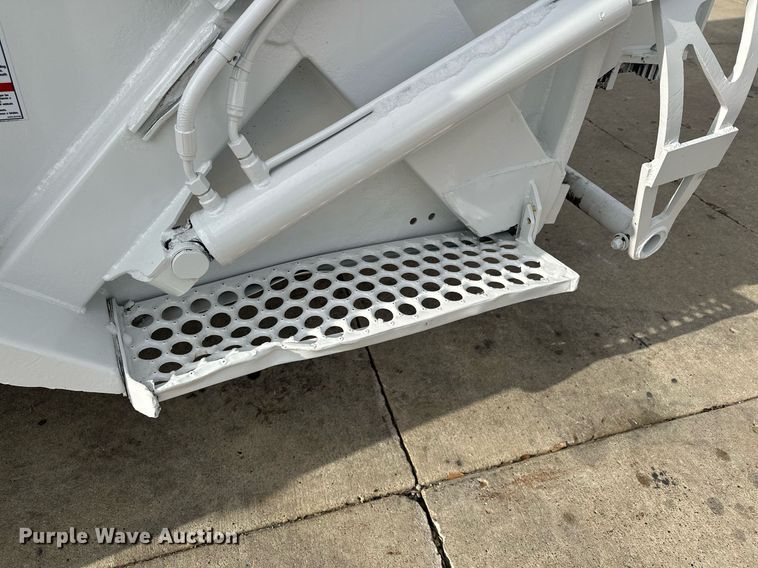 image for item LO9370 2006 International 7400  refuse truck