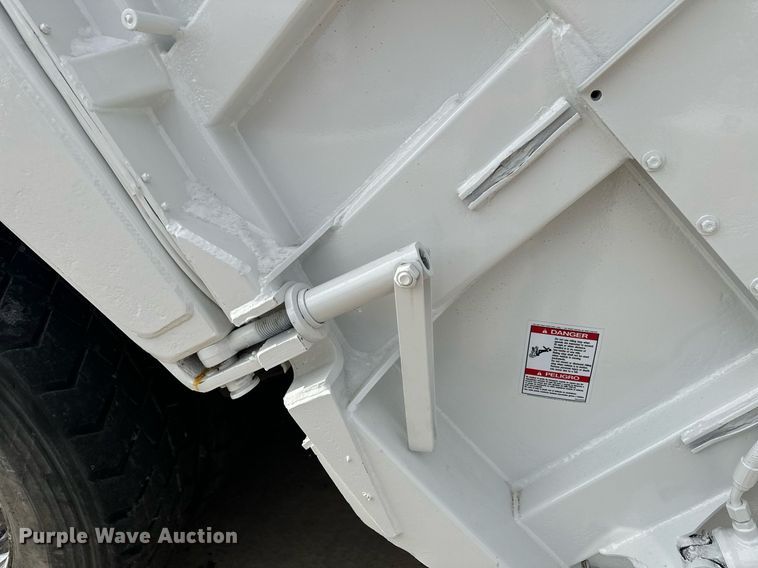 image for item LO9370 2006 International 7400  refuse truck