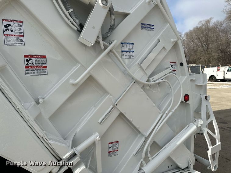 image for item LO9370 2006 International 7400  refuse truck