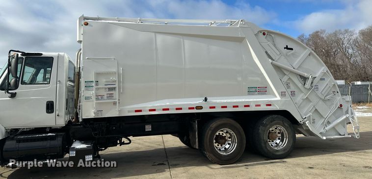 image for item LO9370 2006 International 7400  refuse truck