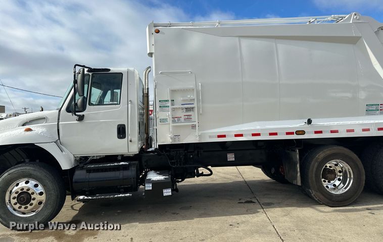 image for item LO9370 2006 International 7400  refuse truck