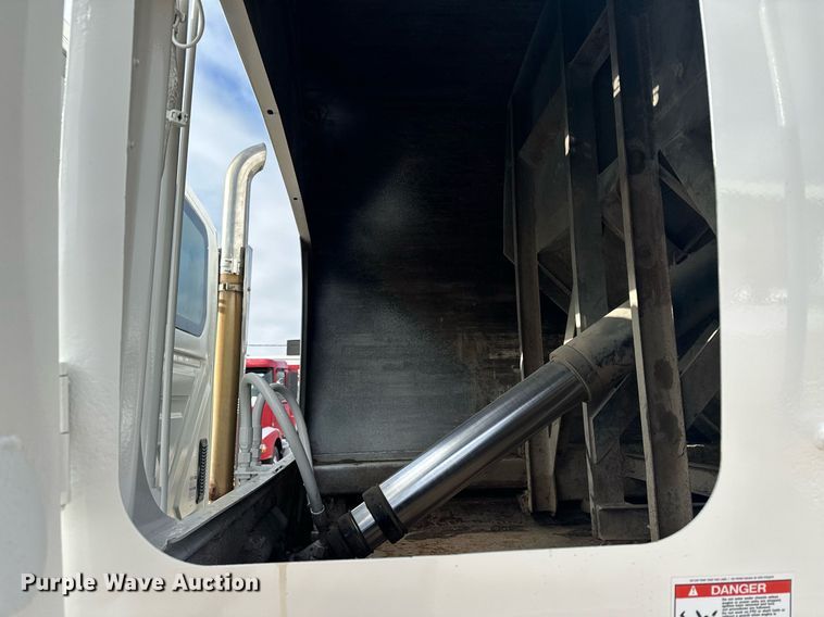 image for item LO9370 2006 International 7400  refuse truck