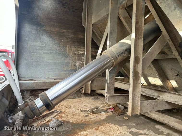 image for item LO9370 2006 International 7400  refuse truck