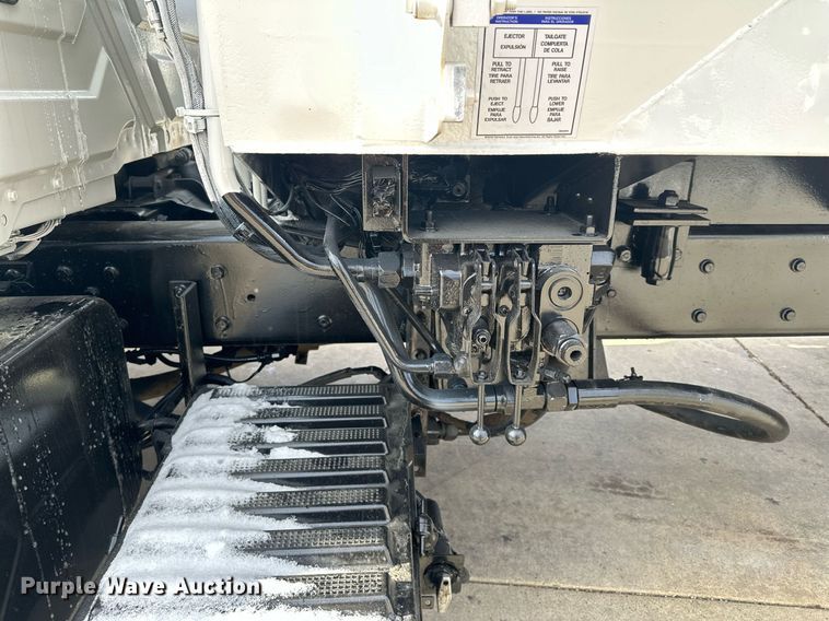 image for item LO9370 2006 International 7400  refuse truck