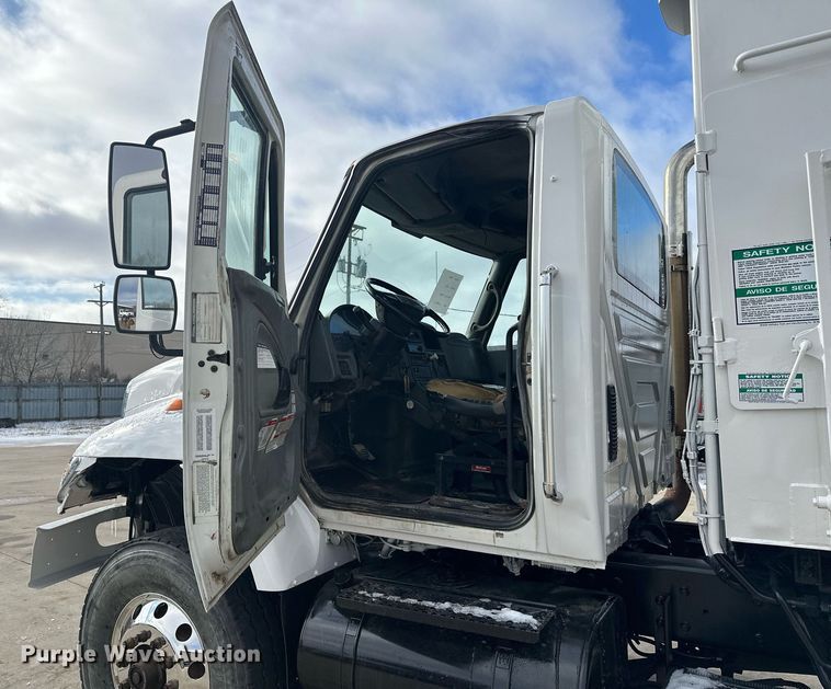 image for item LO9370 2006 International 7400  refuse truck