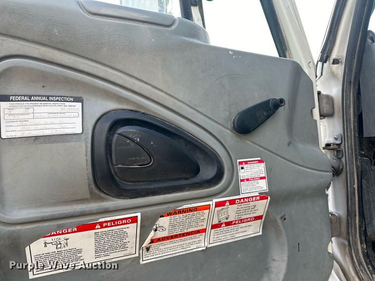 image for item LO9370 2006 International 7400  refuse truck