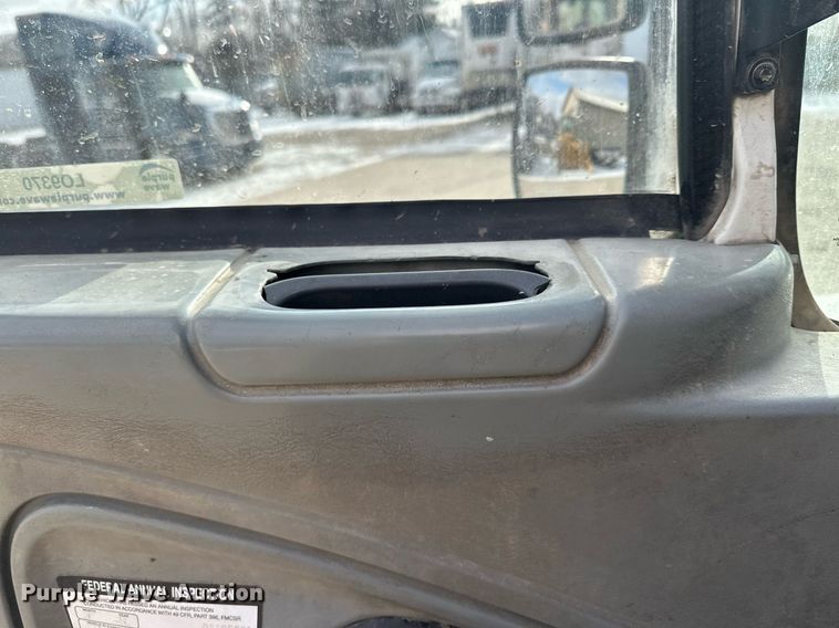 image for item LO9370 2006 International 7400  refuse truck