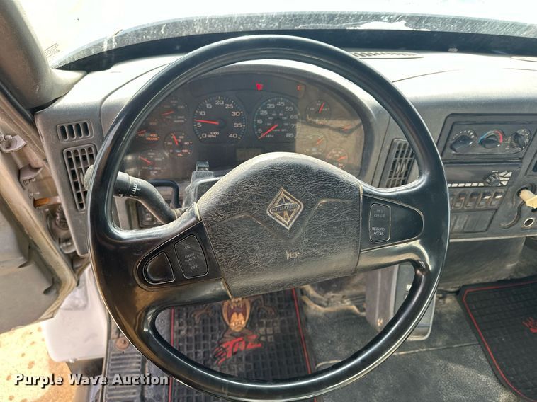 image for item LO9370 2006 International 7400  refuse truck