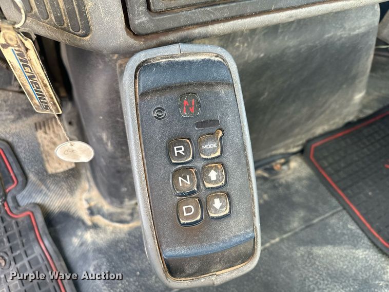 image for item LO9370 2006 International 7400  refuse truck