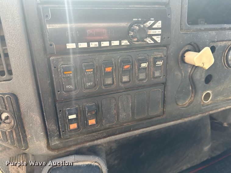 image for item LO9370 2006 International 7400  refuse truck