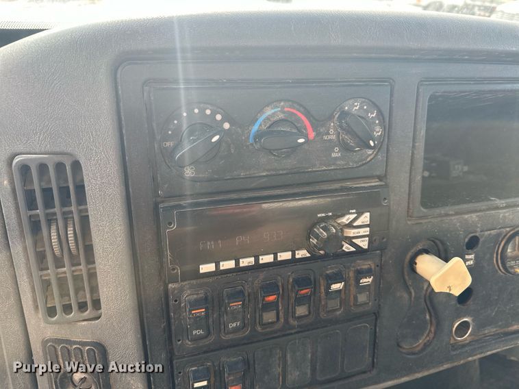 image for item LO9370 2006 International 7400  refuse truck