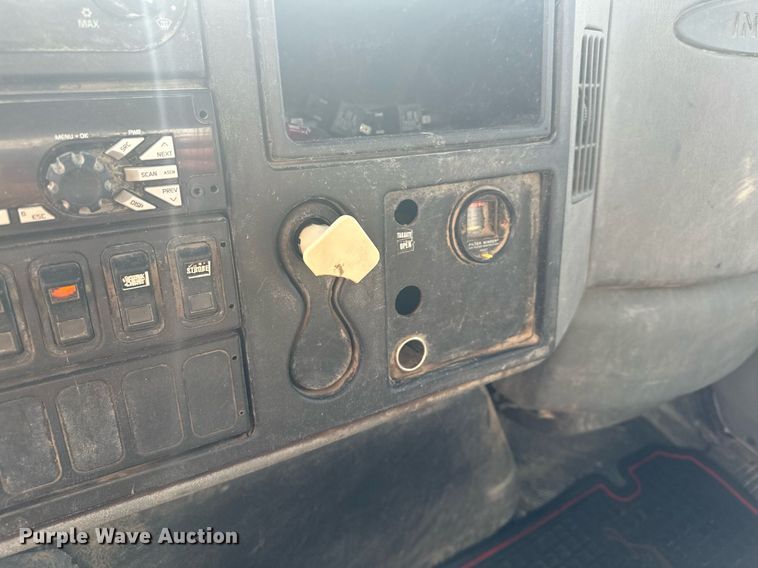 image for item LO9370 2006 International 7400  refuse truck