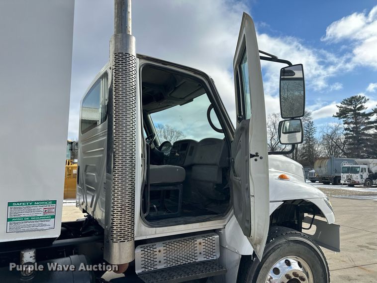 image for item LO9370 2006 International 7400  refuse truck