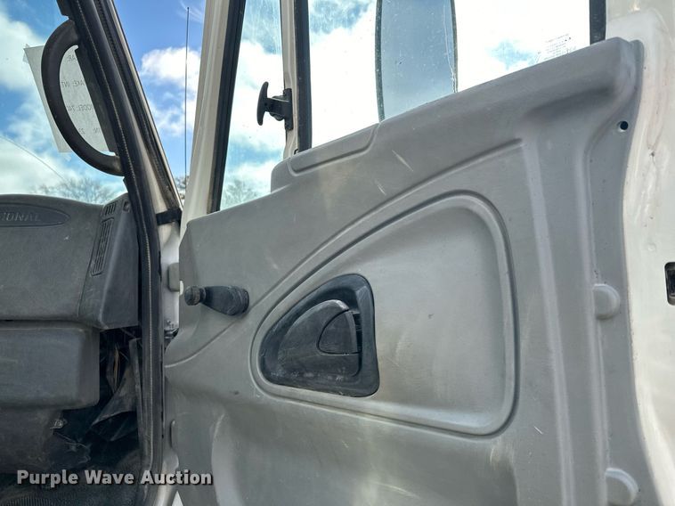 image for item LO9370 2006 International 7400  refuse truck