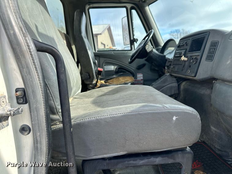 image for item LO9370 2006 International 7400  refuse truck