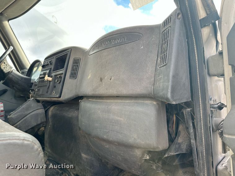 image for item LO9370 2006 International 7400  refuse truck