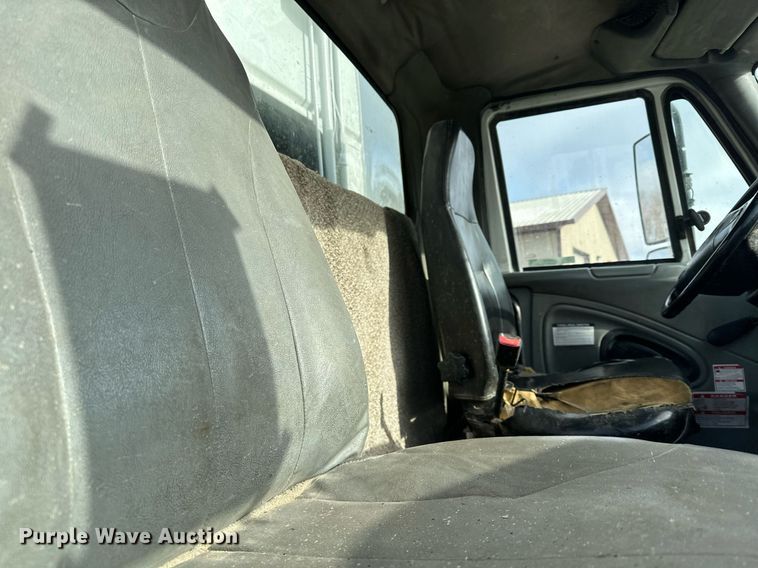 image for item LO9370 2006 International 7400  refuse truck