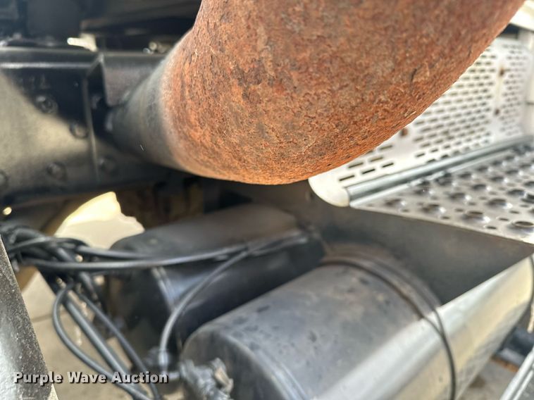 image for item LO9370 2006 International 7400  refuse truck