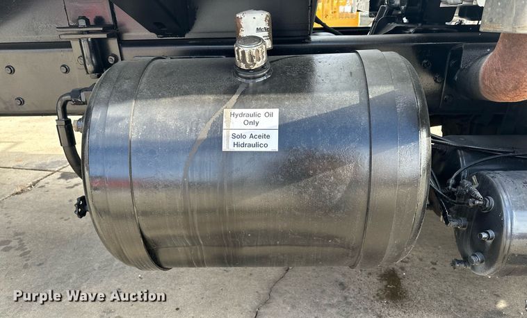 image for item LO9370 2006 International 7400  refuse truck