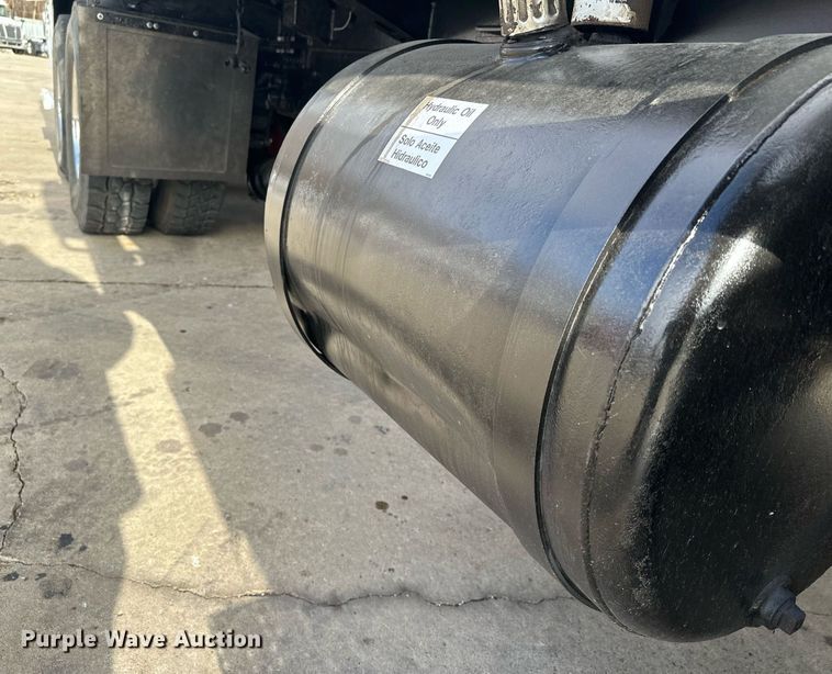 image for item LO9370 2006 International 7400  refuse truck