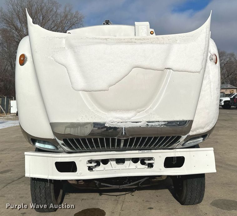 image for item LO9370 2006 International 7400  refuse truck