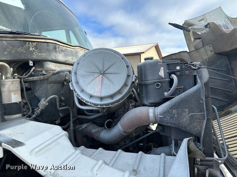 image for item LO9370 2006 International 7400  refuse truck