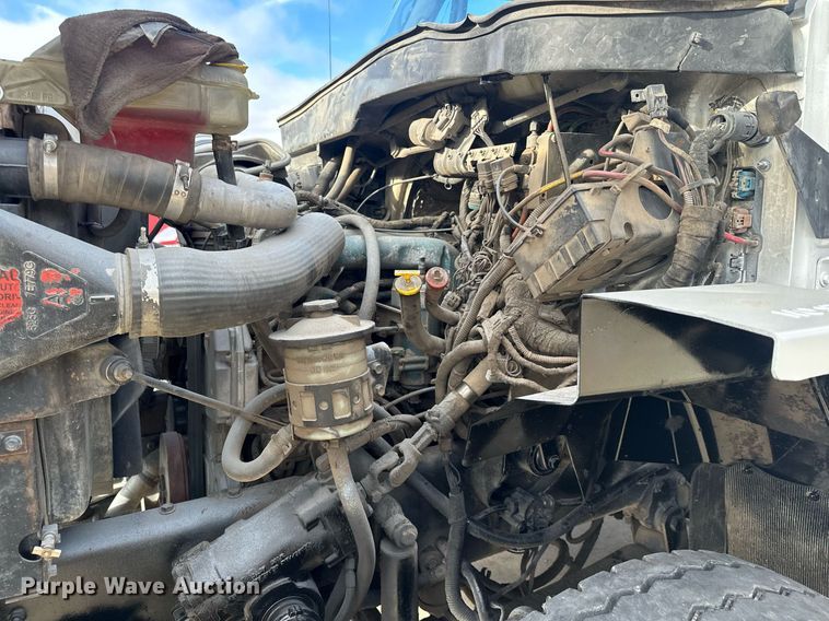 image for item LO9370 2006 International 7400  refuse truck