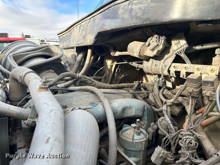 image for item LO9370 2006 International 7400  refuse truck