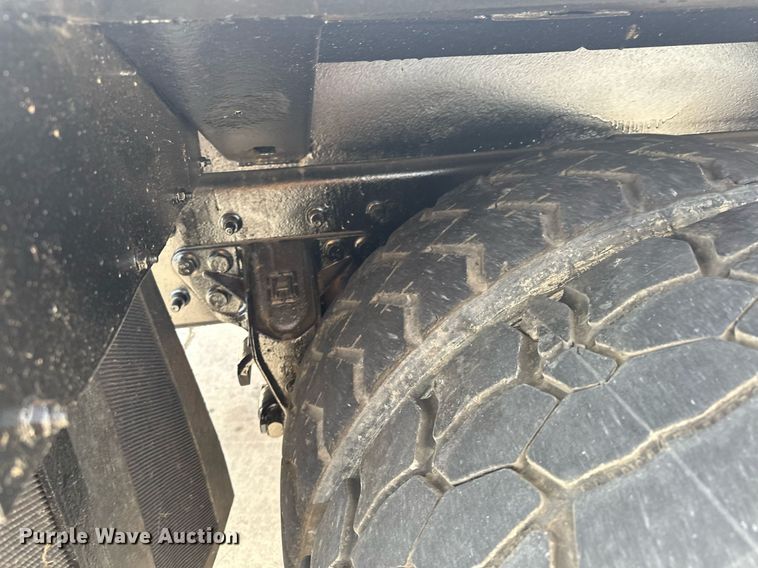 image for item LO9370 2006 International 7400  refuse truck