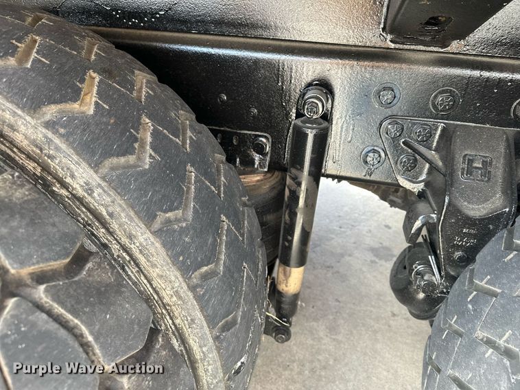 image for item LO9370 2006 International 7400  refuse truck