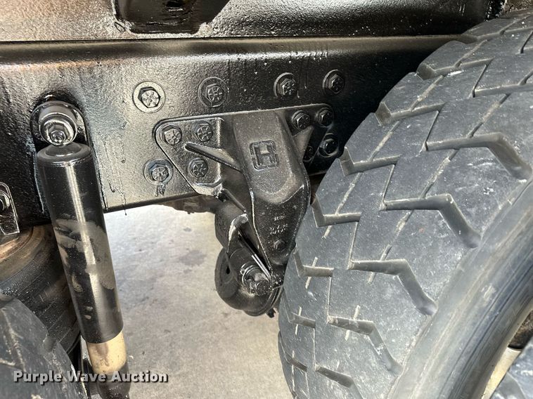 image for item LO9370 2006 International 7400  refuse truck