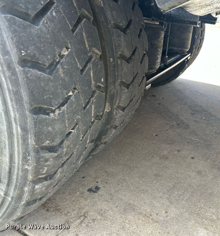 image for item LO9370 2006 International 7400  refuse truck