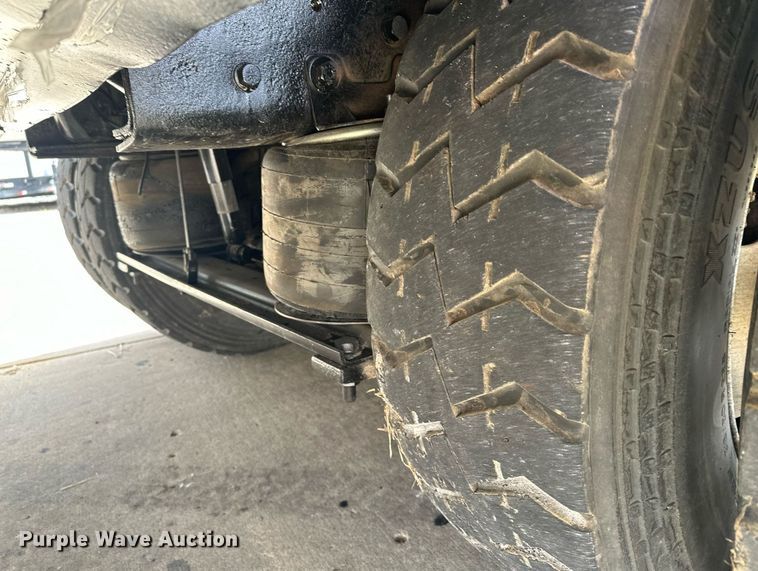 image for item LO9370 2006 International 7400  refuse truck